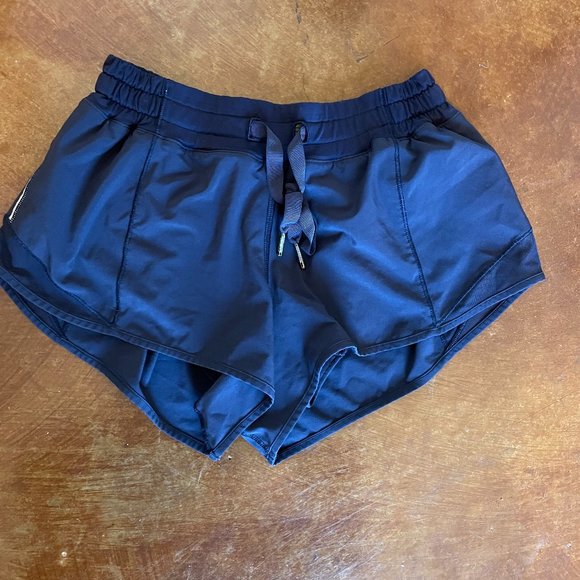 Lululemon Hotty Hot Short (2 1/2") - Picture 2 of 3